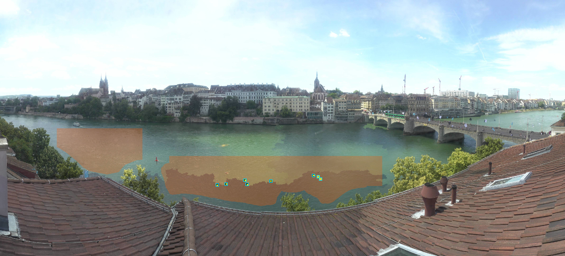 Feratel-Panorama des Rheins mit markierter Zählzone und acht erkannten Schwimmern